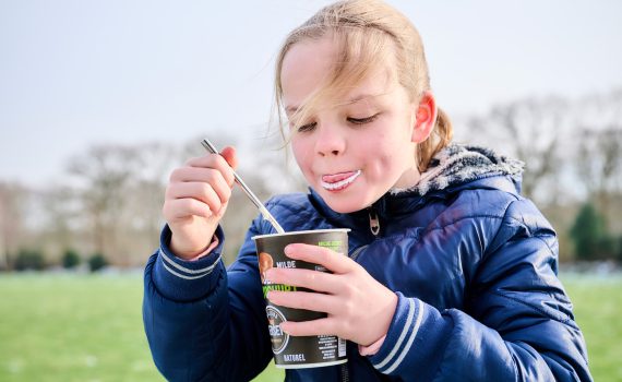 Jersey-A2-zuivel-yoghurt-Klein-Slendebroek-Dalfsen-meisje